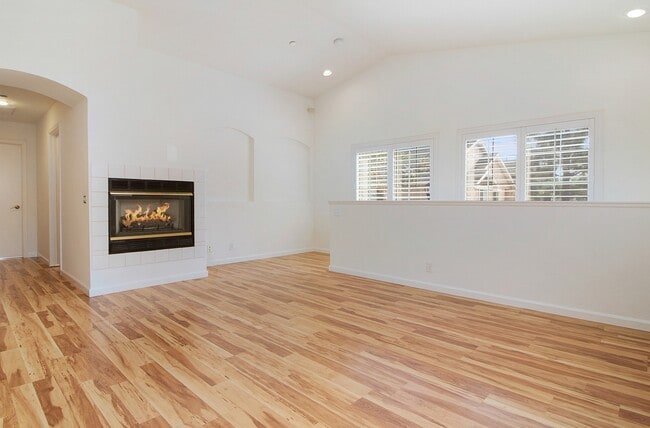 Building Photo - Spacious Townhome | Desirable Orange Location