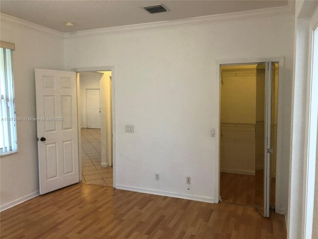 Building Photo - 693 Live Oak Ln