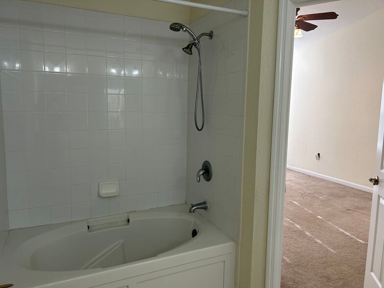 Building Photo - STONEBRIDGE LAKES 3 bed 2 1/2 bath