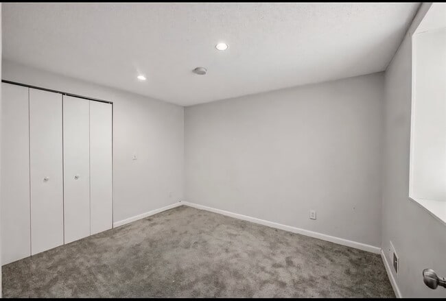 Building Photo - 715 Circle Dr