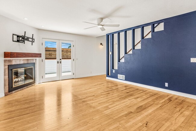 Building Photo - Spacious 3 Bed / 3 Bath Ocean Beach Townhome with Private Patio & Garage - Available NOW