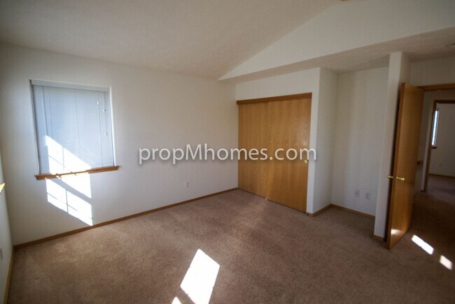 Building Photo - Beautiful Three Bedroom Townhouse - Prime Clackamas Location!