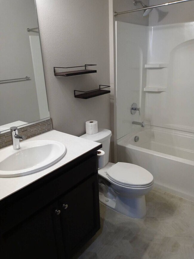 Building Photo - Beautiful 3-bedroom, 2-bath home at Woodbr...