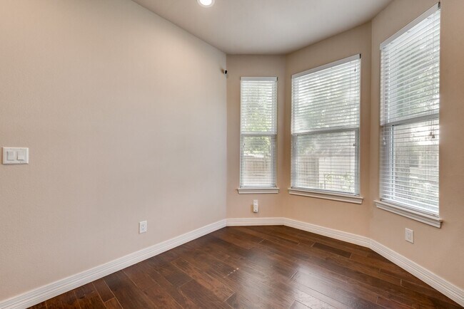 Building Photo - AVAILABLE NOW 4 BEDROOM 2.5 BATH HOME IN A...