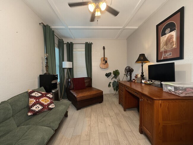 Building Photo - 504 W Gandy St