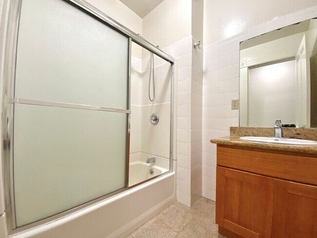 Building Photo - SPACIOUS Unit w/ Bonus Room/Office, Hardwo...