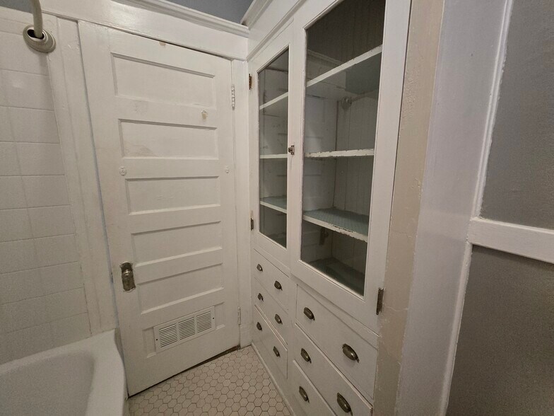 Building Photo - 137 N Willett St