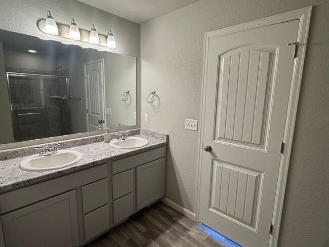 Building Photo - Newer and Spacious 3 Bedroom Townhome