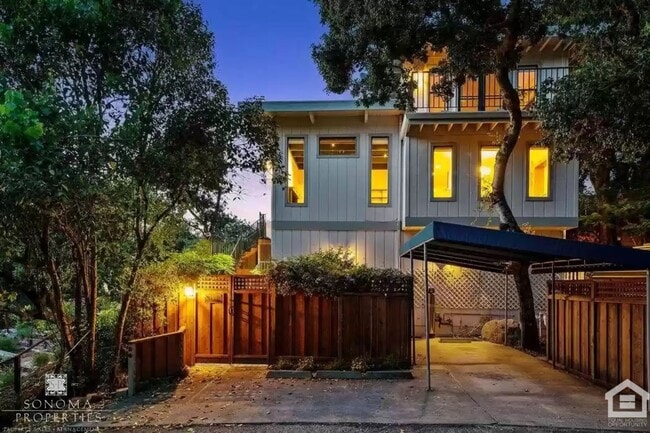 Building Photo - Beautiful 4bd/3.5ba Updated Custom House with Valley Views