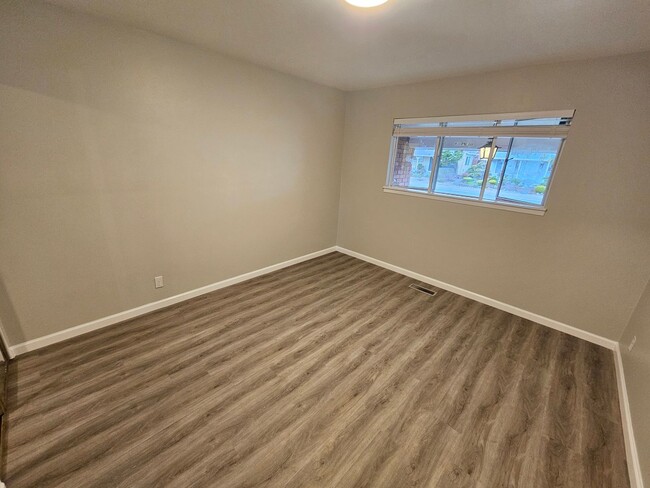 Building Photo - Freshly Updated 3 Bedroom House Looking fo...