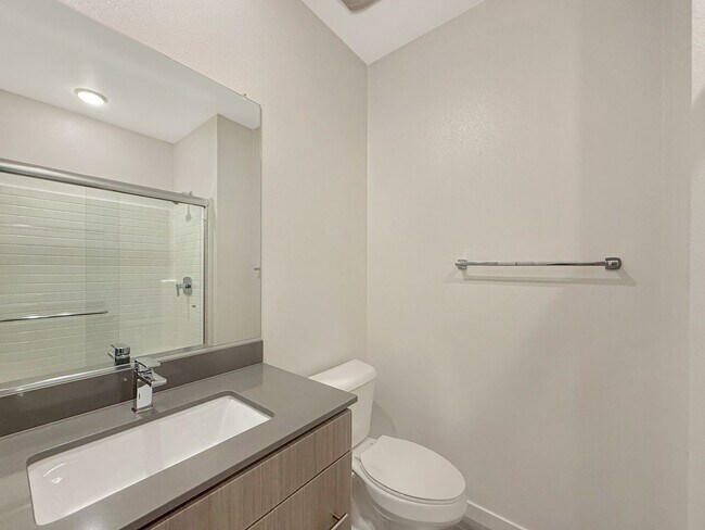 Building Photo - 3B/2.5BA Townhome in Mission Valley Now Av...