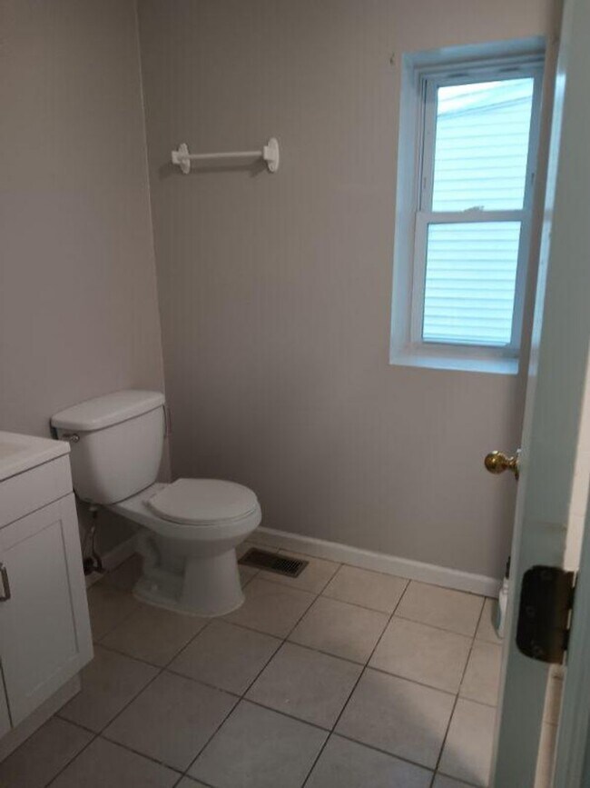 Building Photo - Beautiful 3 Bedroom, 2.1 Bath Home in Trenton!