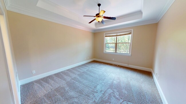 Building Photo - Large 5 Bedroom with Large Fenced in Back ...