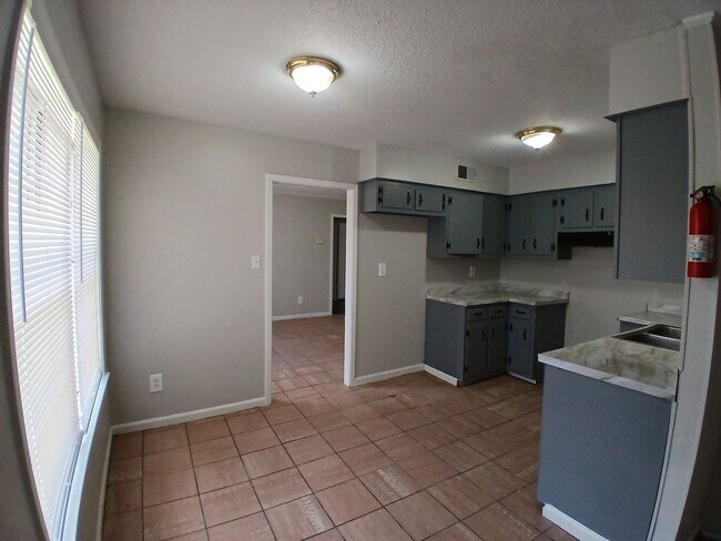 Building Photo - Discover this move-in ready 3-bedroom, 1.5...