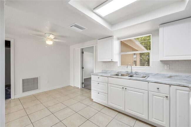 Building Photo - 10803 Hyssop St