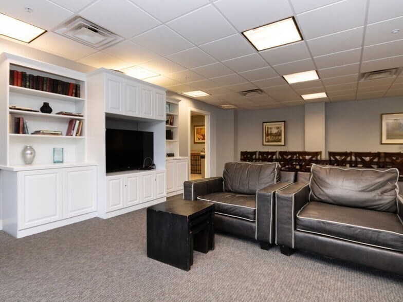 Building Photo - 211 Central St