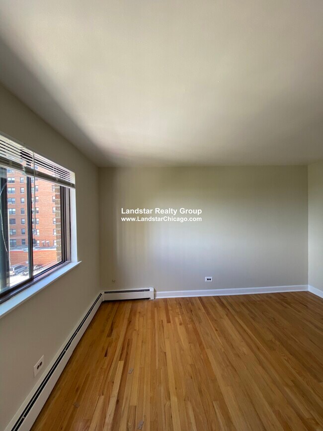 Building Photo - 5917 N Kenmore Ave