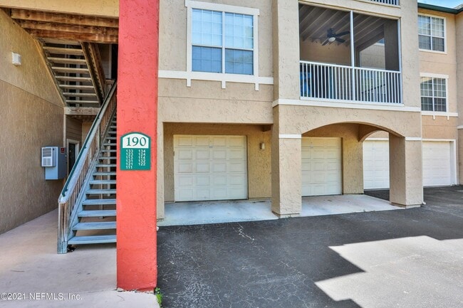 Building Photo - Condo Close to the Beach
