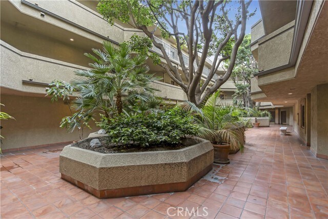 Building Photo - 221 S Oak Knoll Ave