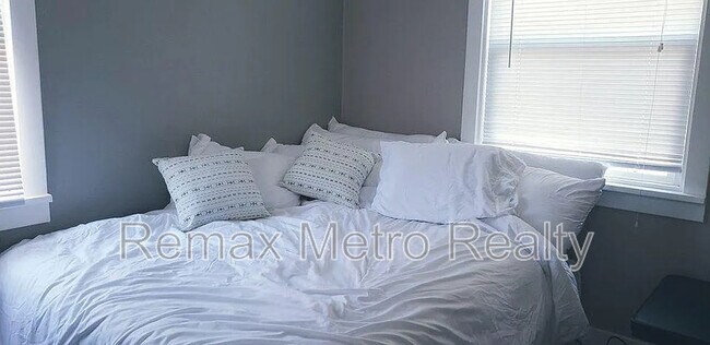 Building Photo - 533 11th Ave E