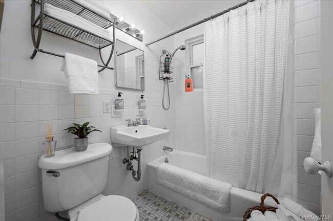 Building Photo - 548 Warburton Ave