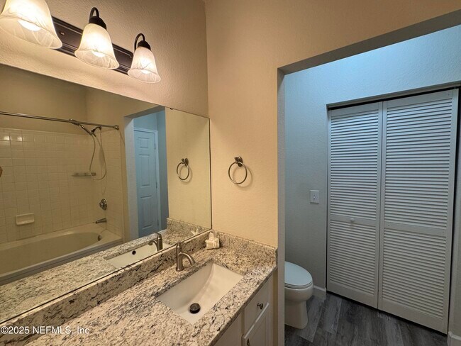 Building Photo - 13703 Richmond Park Dr N