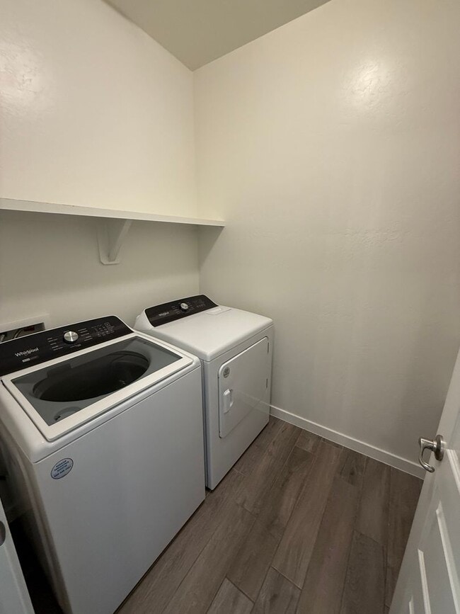 Building Photo - Modern 3 Bed, 2 Bath Home