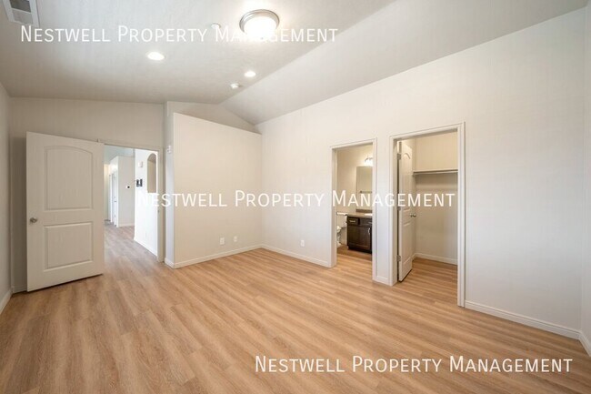 Building Photo - 999 Village River Ln