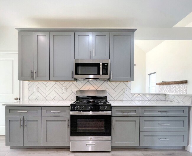 Building Photo - Newer Construction Farmhouse Style Home!