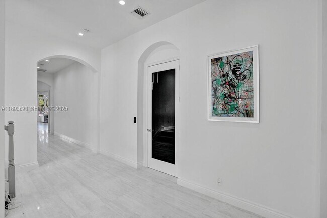 Building Photo - 1516 Island Blvd