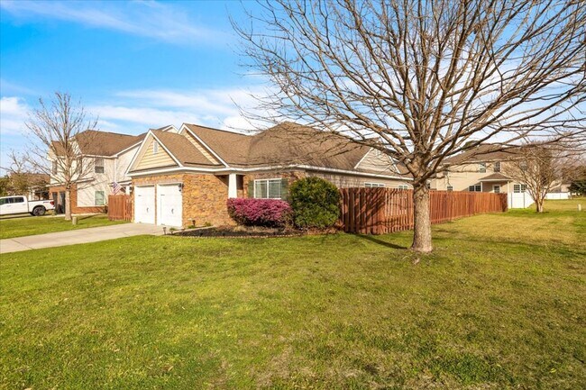 Building Photo - Completely Renovated 4 Bed/2 Bath in White...