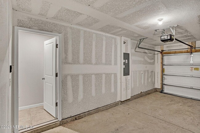 Building Photo - 5958 Creekside Crossing Dr