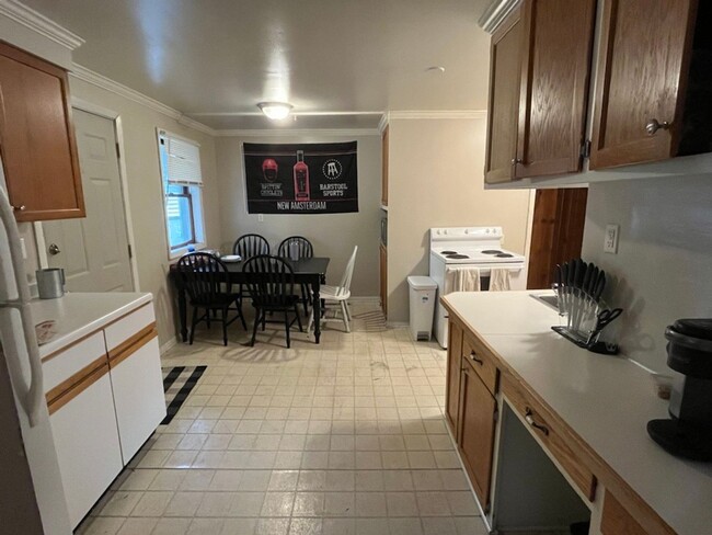 Building Photo - 4 bedroom House Close to U of M! Leasing f...