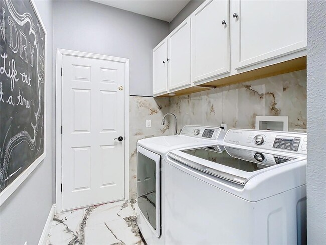Building Photo - 16829 Midsummer Ln
