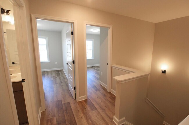 Building Photo - 3 level town home in popular Congers Creek...