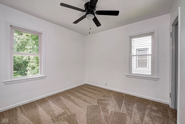 Building Photo - 4924 Rosslyn Ave