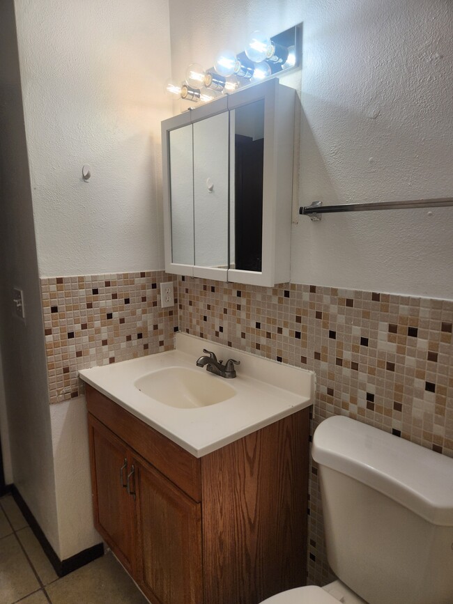 Bathroom w/tub-shower - 212 N 44th St