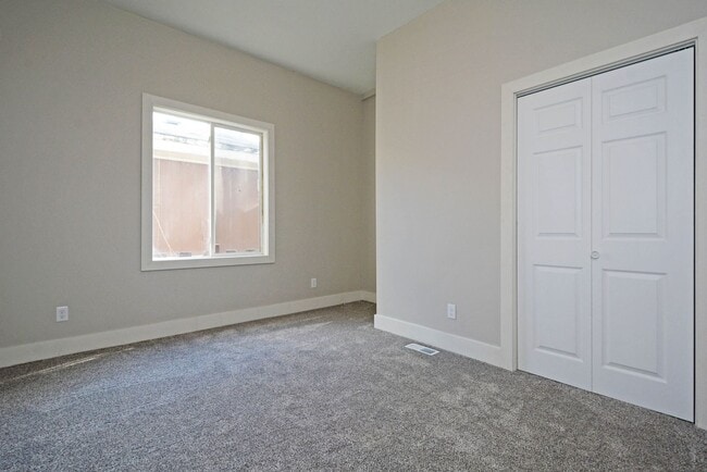 Building Photo - 294 Winifred St E