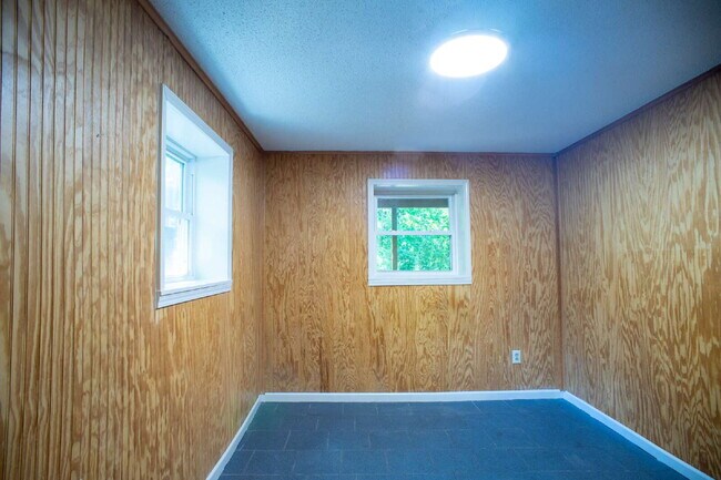 Building Photo - "Spacious 4-Bedroom Home in Fayetteville w...