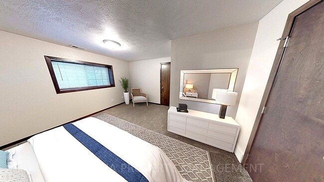 Building Photo - 3 BD, 2 BA TOWNHOME, VAULTED CEILINGS, FIR...