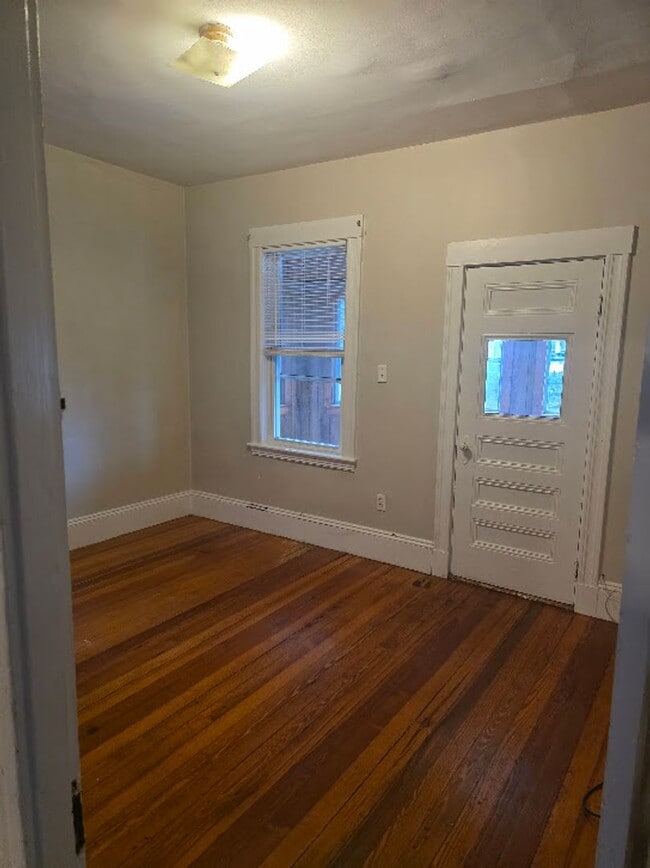 Building Photo - 4-bed Oak Square Brighton