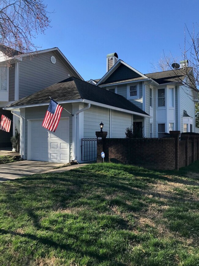 Primary Photo - 3 bedroom townhome across from Panthers St...
