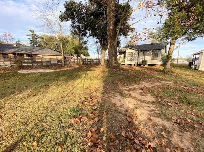 Building Photo - Remodeled 2BR/1BA with Hardwood Floors & L...