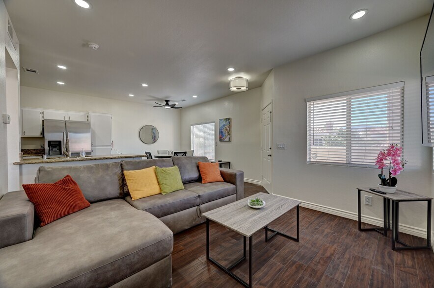 Building Photo - 251 S Green Valley Pky