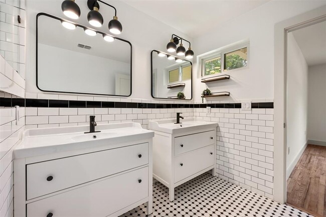 Building Photo - 2606 W 48th St