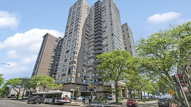 Building Photo - 6301 N Sheridan Rd