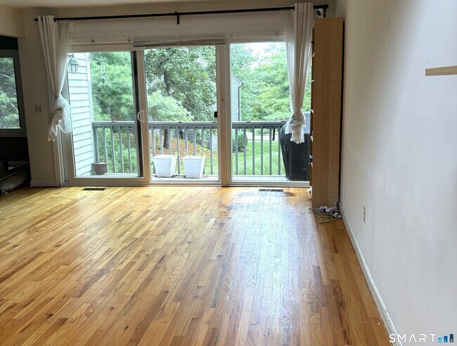 Building Photo - 6 Ledgewood Dr