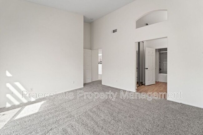 Building Photo - 2394-A Greenbriar Dr