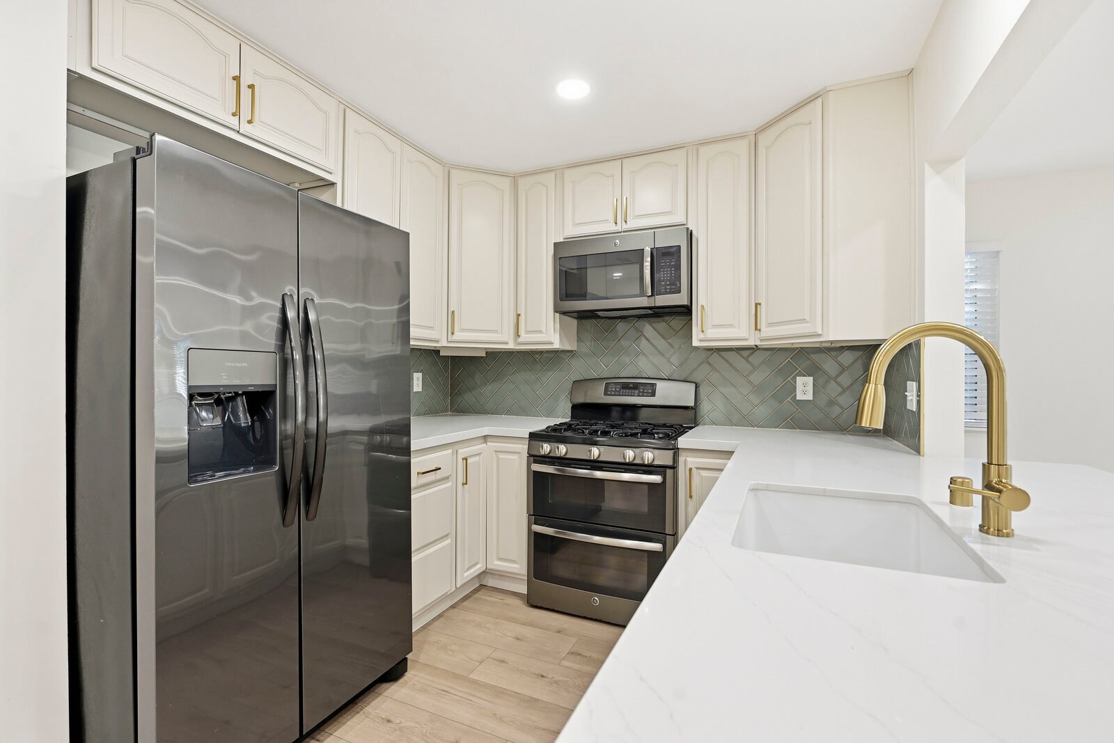 Building Photo - 362 Via Los Arcos