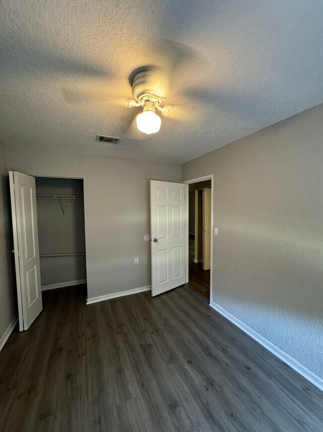 Building Photo - Come See This Beautiful Remodeled 2 Bed 1 Bath Condo in Mystic Woods! Available Now!